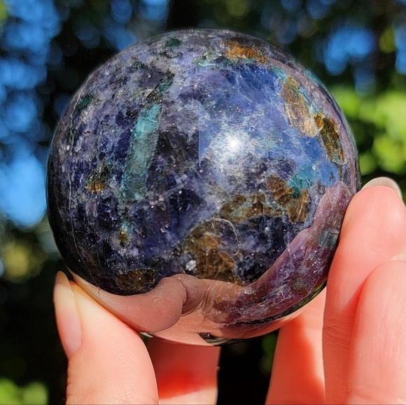 NEW 57.4MM IOLITE WITH EMERALD SPHERE - Picture 3 of 3